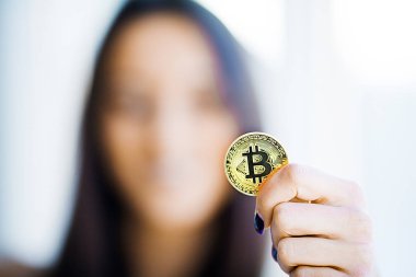 Kavram kapatın. Altın Bitcoin çok kadın modeli Holding Ana Cryptocurrency odaklanmak.