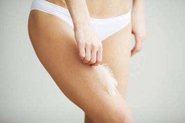 Uzun kadın bacakları güzel yumuşak deri ile. Güzellik vücut bakımı.