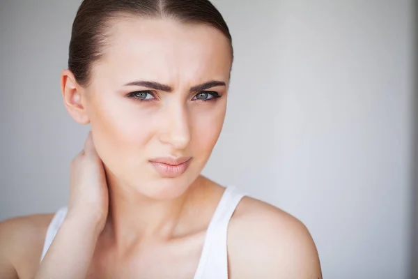 Dolor Hermosa Mujer Joven Sintiéndose Enferma Tiene Dolor Cuello — Foto de Stock