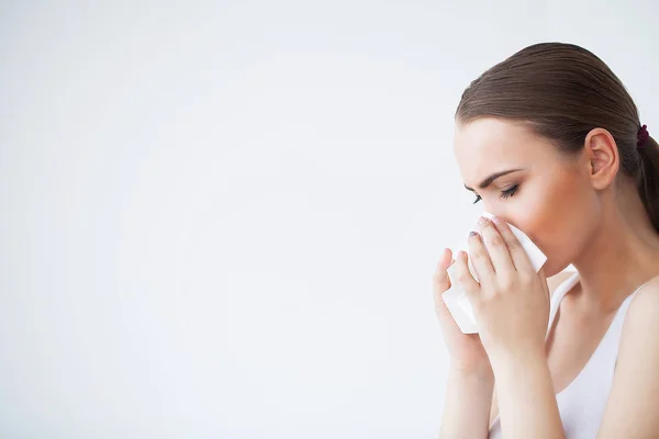 Flu Dan Wanita Sakit Wanita Sakit Menggunakan Kertas Tissue Kepala — Stok Foto