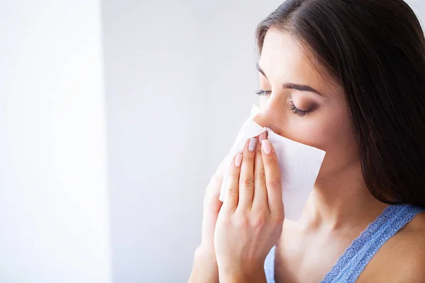 Gripe Mujer Enferma Mujer Enferma Usando Tejido Papel Problema Frío — Foto de Stock