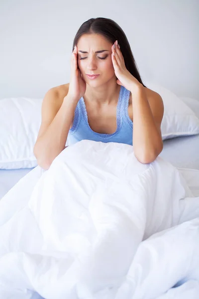 Schmerzen Porträt Einer Jungen Frau Hat Kopfschmerzen — Stockfoto