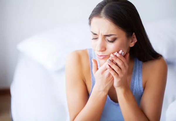 Zahnschmerzen Frau Mit Zahnschmerzen Nahaufnahme Eines Schönen Traurigen Mädchens Das — Stockfoto