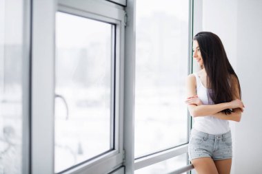 Günaydın. Genç seksi bir otel odasında brunete yerleştirmek.