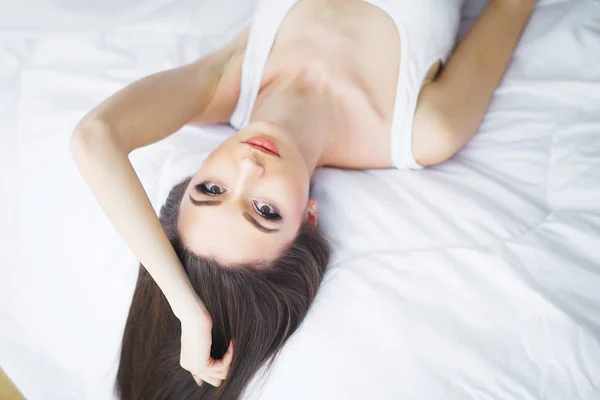 Bom Dia Retrato Uma Jovem Morena Sorridente Relaxando Cama Branca — Fotografia de Stock