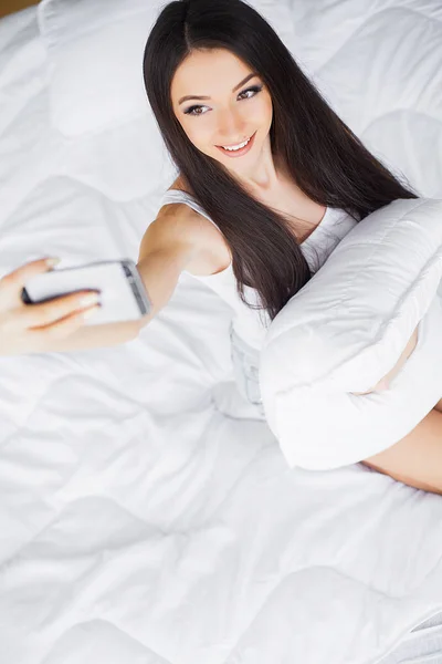 Съемка Счастливая Милая Женщина Лежит Кровати Помощью Мобильного Телефона — стоковое фото