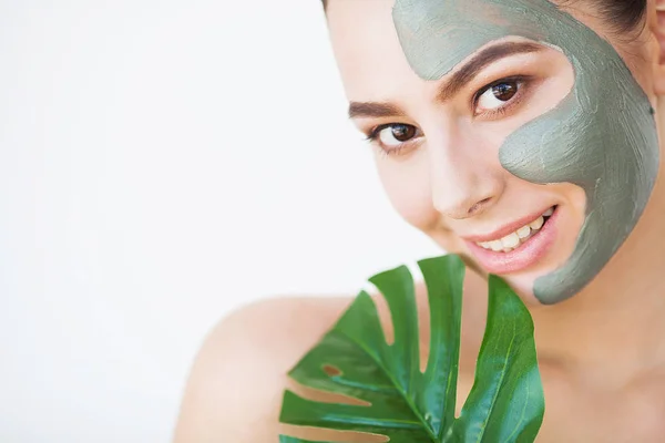 Skincare Wanita Cantik Dengan Kulit Yang Sempurna Daun Hijau Dekat — Stok Foto