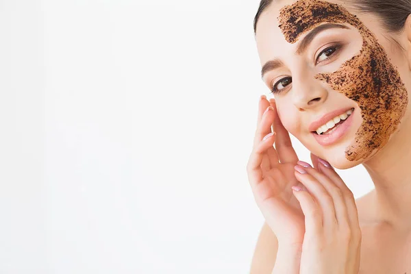 Face Skincare Gadis Tampan Muda Membuat Topeng Arang Hitam Wajahnya — Stok Foto