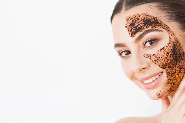 Face Skincare Gadis Tampan Muda Membuat Topeng Arang Hitam Wajahnya — Stok Foto
