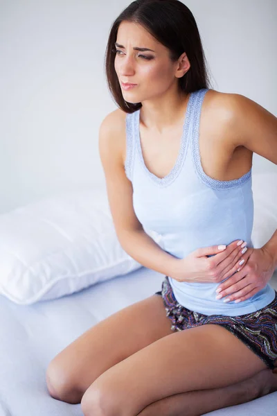 胃痛的妇女 患有腹痛的女性 — 图库照片