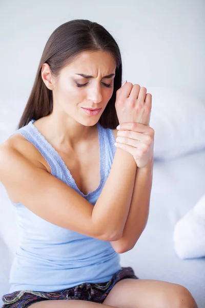 女人手腕手臂疼痛 办公室综合征保健和医疗概念 — 图库照片