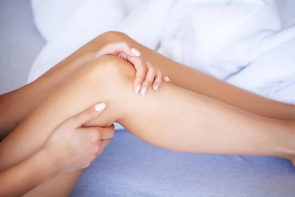 Bacak Ağrısı Veya Buzağı Kas Olarak Bir Kız Yatakta Sağlıklı — Stok fotoğraf