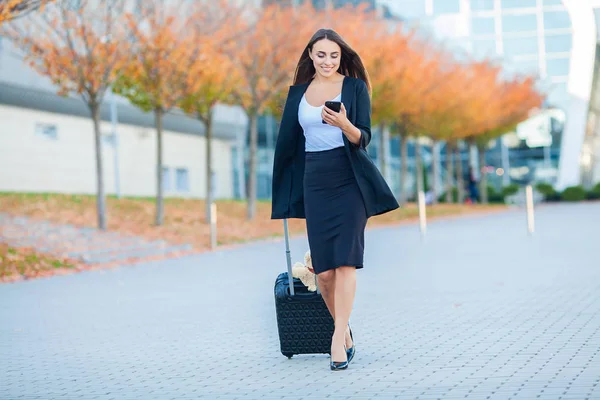 Jovem Mulher Alegre Com Uma Mala Conceito Viagem Trabalho Estilo — Fotografia de Stock