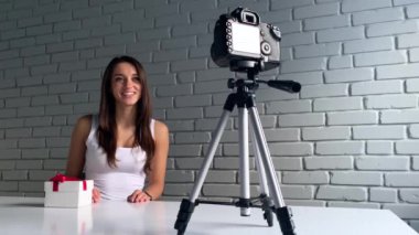 Kadın blogger ile evde video kamera kayıt