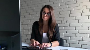 Masa başında oturan bir bayan ve onun çalışma projesi ile bir sorunu var.