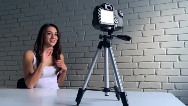 Mujer blogger con cámara grabando vídeo en casa — Vídeo de stock