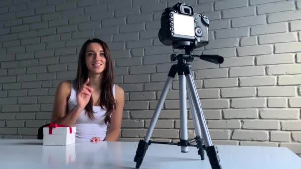 Mujer blogger con cámara grabando vídeo en casa — Vídeos de Stock