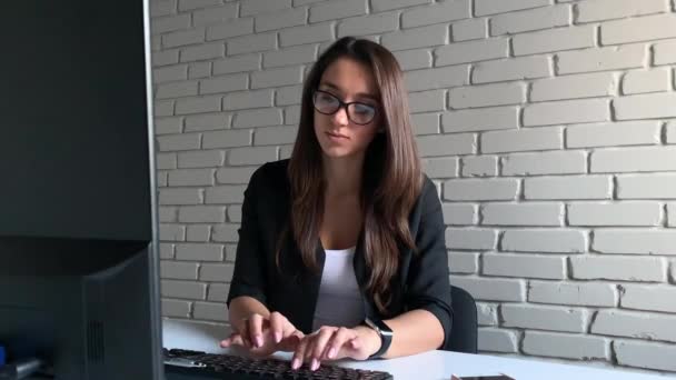 Mulher sentada na mesa e tem problema com seu projeto de trabalho — Vídeo de Stock