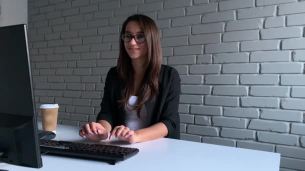 Attrayant drôle de danse féminine dans son bureau — Video