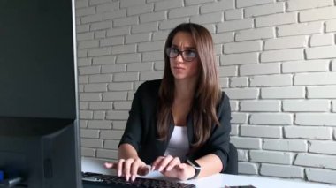 Stres. Süre having problem ile iş işkadını perişan görünüyor