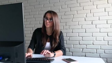 Stres. Süre having problem ile iş işkadını perişan görünüyor