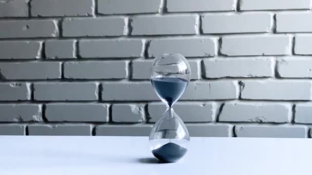 Hourglass. Time running out in a modern glass hourglass — Stock Video