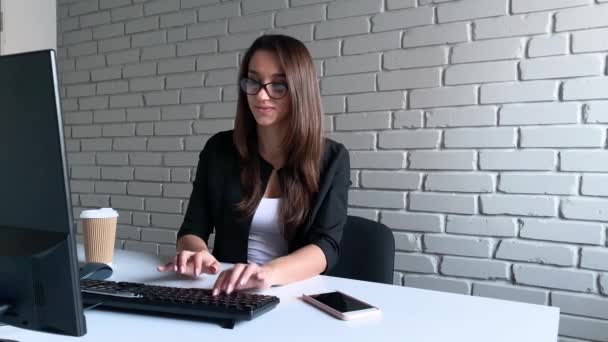 Junge erfolgreiche Geschäftsfrau arbeitet von ihrem Büro aus am Computer — Stockvideo