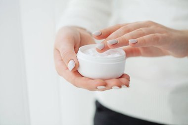 Scin bakım. Güzel kadın el kremi