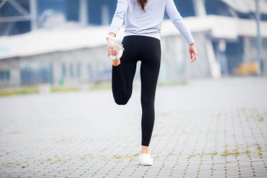 Fitness. Poz ve önce germe atletik kadınların çalıştırmak