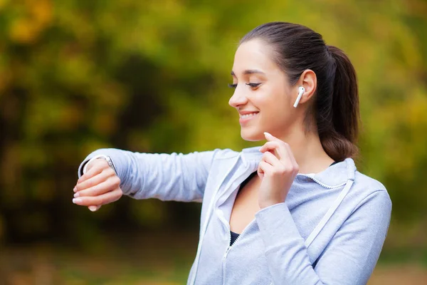 Runner listening music. Fitness, sport and healthy lifestyle concept - smiling runner with earphones — Stock Photo, Image