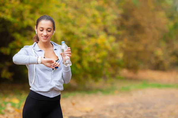 El corredor bebe agua. Fitness, deporte y estilo de vida saludable — Foto de Stock