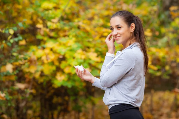 Runner listening music. Fitness, sport and healthy lifestyle concept - smiling runner with earphones — Stock Photo, Image