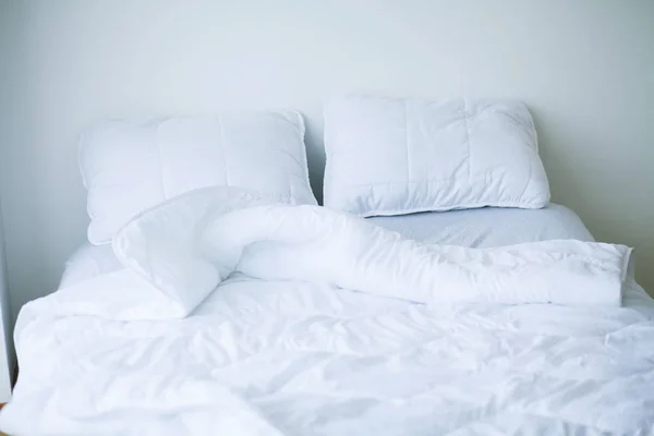 Buenos días. Cama y almohadas en piso blanco —  Fotos de Stock