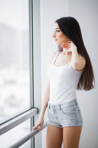 Bom dia. Mulher feliz relaxando em casa — Fotografia de Stock