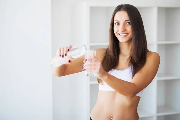 Uma Jovem Mulher Beber Água Menina Bonita Segurando Garrafa Água — Fotografia de Stock