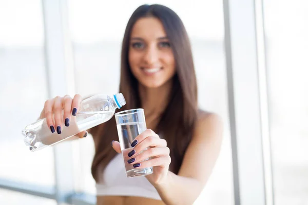 Uma Jovem Mulher Beber Água Menina Bonita Segurando Garrafa Água — Fotografia de Stock