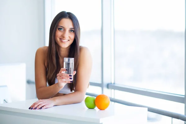 Mujer Joven Bebiendo Agua Beber Agua Dulce — Foto de Stock