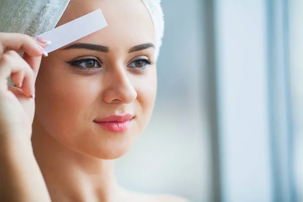 Cera Para Depilación Mujer Joven Recitando Depilación Facial — Foto de Stock