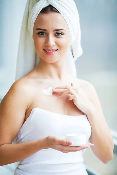 Schoonheid Gezicht Van Vrouw Met Cosmetische Crème Gezicht — Stockfoto