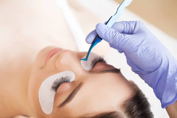 Extension de cils. Faux cils. Procédure d'extension des cils. Styliste professionnel allongeant cils féminins. Maître et client dans un salon de beauté — Photo