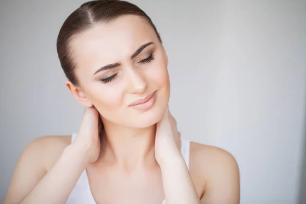 Neck Pain. Perempuan yang sedang sakit. Gadis cantik Merasakan sakit gigi — Stok Foto