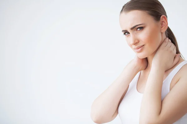 Dolor en el cuello. Mujer con dolor. Hermosa chica sintiendo dolor de muelas — Foto de Stock