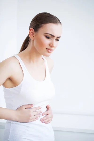 Πόνος στο στομάχι. Γυναίκα έχοντας οδυνηρή στομαχόπονο, θηλυκά που πάσχουν από κοιλιακό άλγος — Φωτογραφία Αρχείου