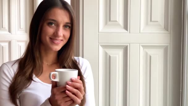 Женщина с красивым маникюром держит чашку чая — стоковое видео