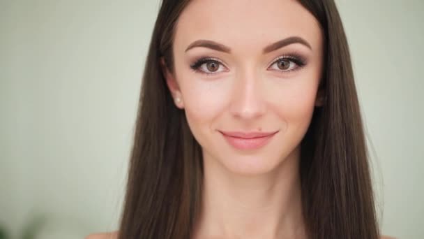 Cuidado de la piel de belleza. Hermosa mujer aplicando crema facial cosmética — Vídeo de stock