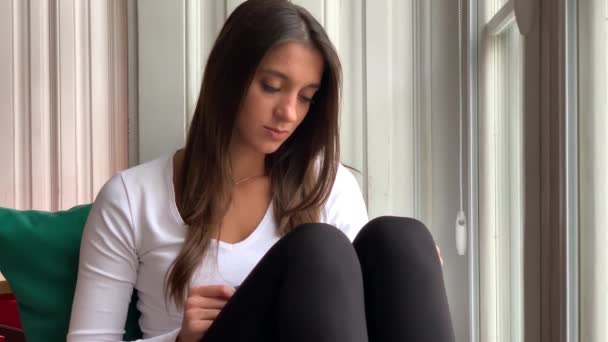 Triste femme tenir dans la main mot AIDE — Video