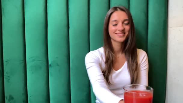 Mulher bonita beber suco de tomate em um restaurante luxuoso — Vídeo de Stock