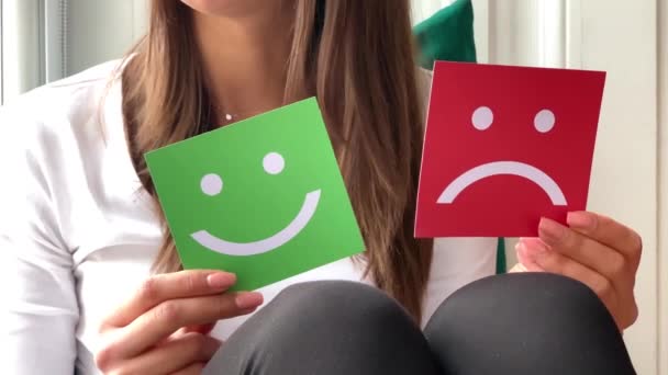 Koncepció a választás. Egy gyönyörű nő tartsa két mosolyog, a kezében — Stock videók