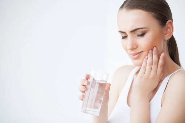 Dolor dental. Cuidado dental y dolor de muelas. Mujer sintiendo dolor de muelas. Primer plano de hermosa chica triste que sufre de fuerte dolor de dientes. Atractiva sensación femenina dolor de muelas. Salud y cuidados dentales — Foto de Stock