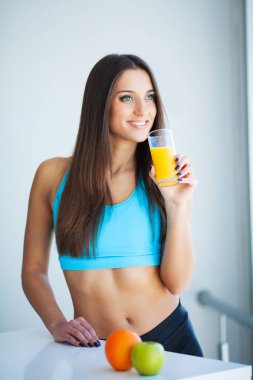 Diyet ve Haelth. Gülümseyen genç kadın modern mutfak sağlıklı suyu ile uygun